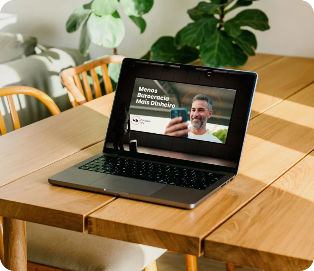 Laptop exibindo vídeo sobre o LCbank: "Menos Burocracia, Mais Dinheiro